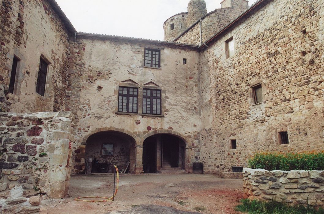 cour intérieure, façades ouest, nord et est, vue partielle