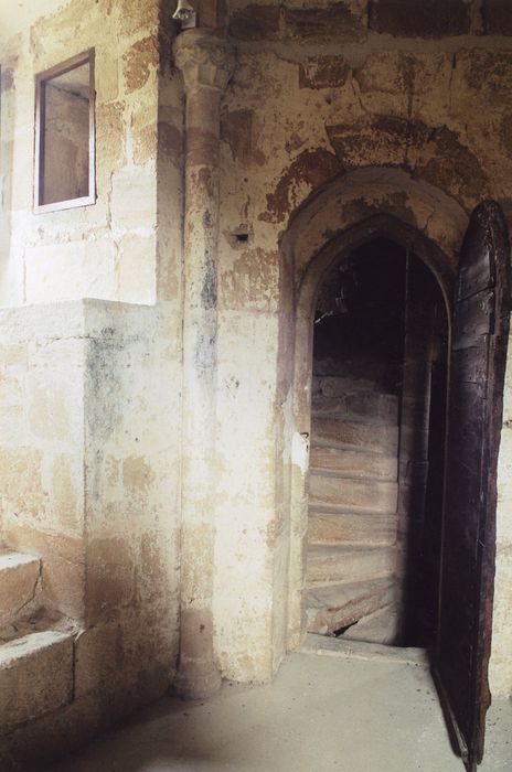 donjon, 3e étage, chambre du seigneur, porte ouvrant sur l’escalier