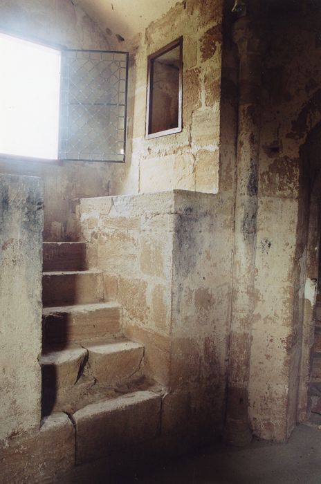 donjon, 3e étage, chambre du seigneur, escalier menant à la baie