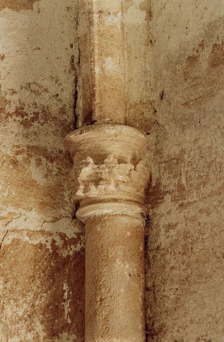 donjon, 3e étage, chambre du seigneur, détail d’un chapiteau