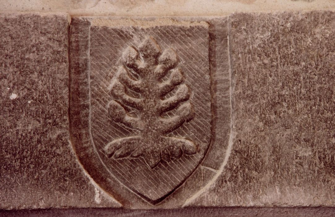 salle non localisée, cheminée, détail du blason sculpté du linteau