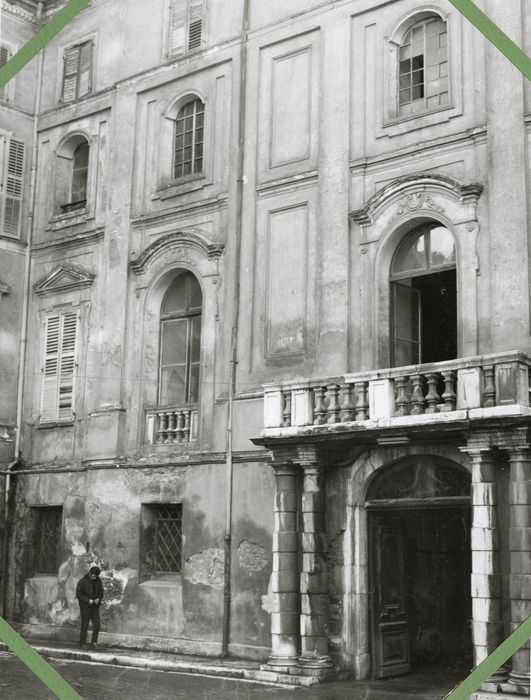 cour d’honneur, aile ouest, façade est, porche d’accès