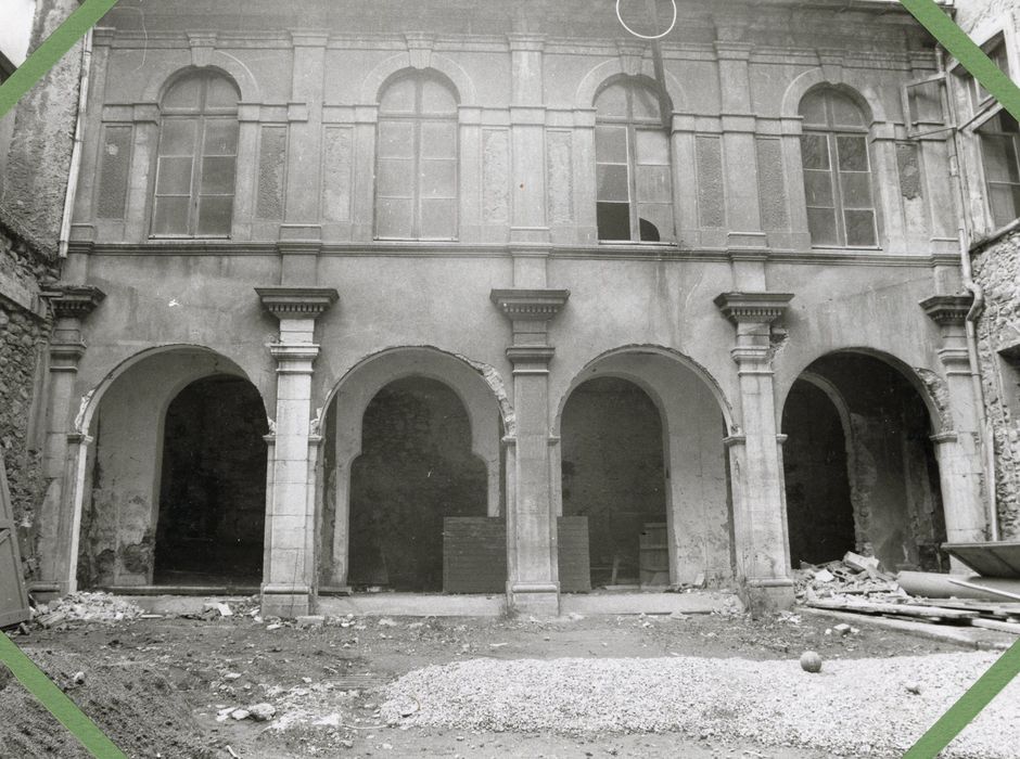 cour arrière, façade est