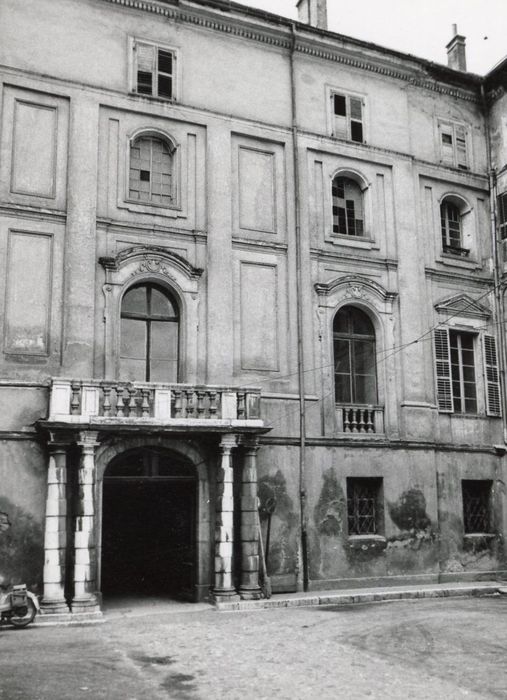 cour d’honneur, aile ouest, façade est, vue partielle