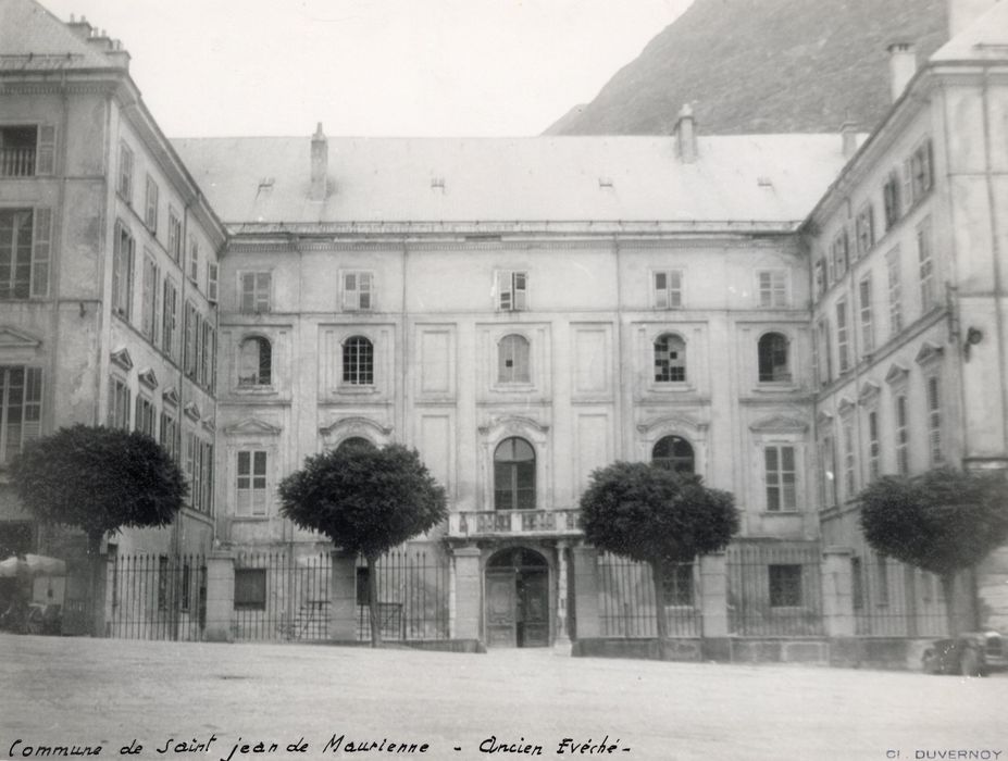 cour d’honneur, aile ouest, façade est