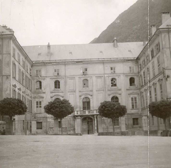 cour d’honneur, aile ouest, façade est