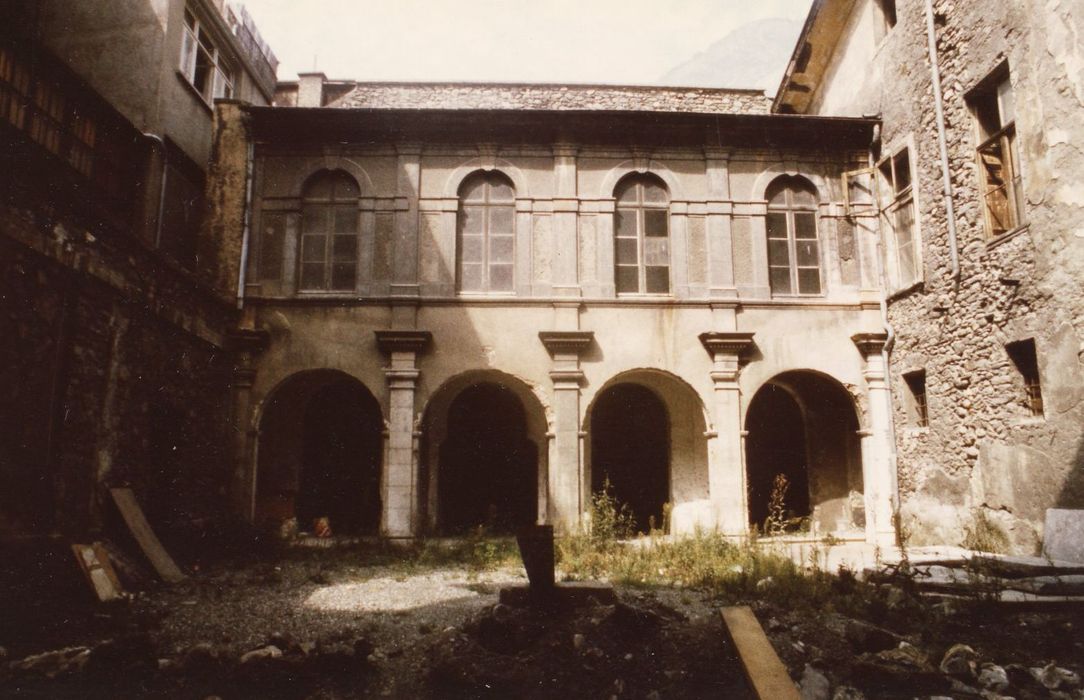 cour arrière, façade est