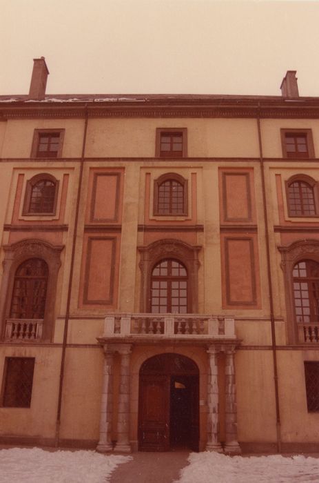 cour d’honneur, aile ouest, façade est, vue partielle