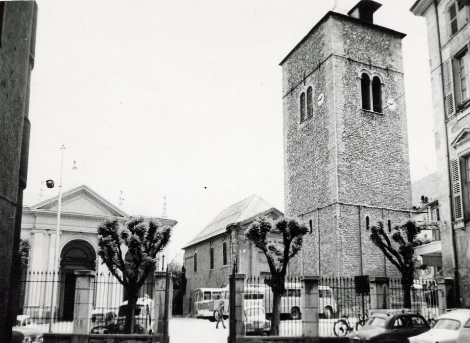 vue partielle de l’église dans son environnement depuis la cour d’honneur de l’archevêché - © Ministère de la Culture (France), Médiathèque du patrimoine et de la photographie, tous droits réservés