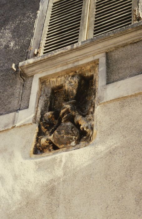 façade sur la rue du Collège, détail d’un haut-relief armorié