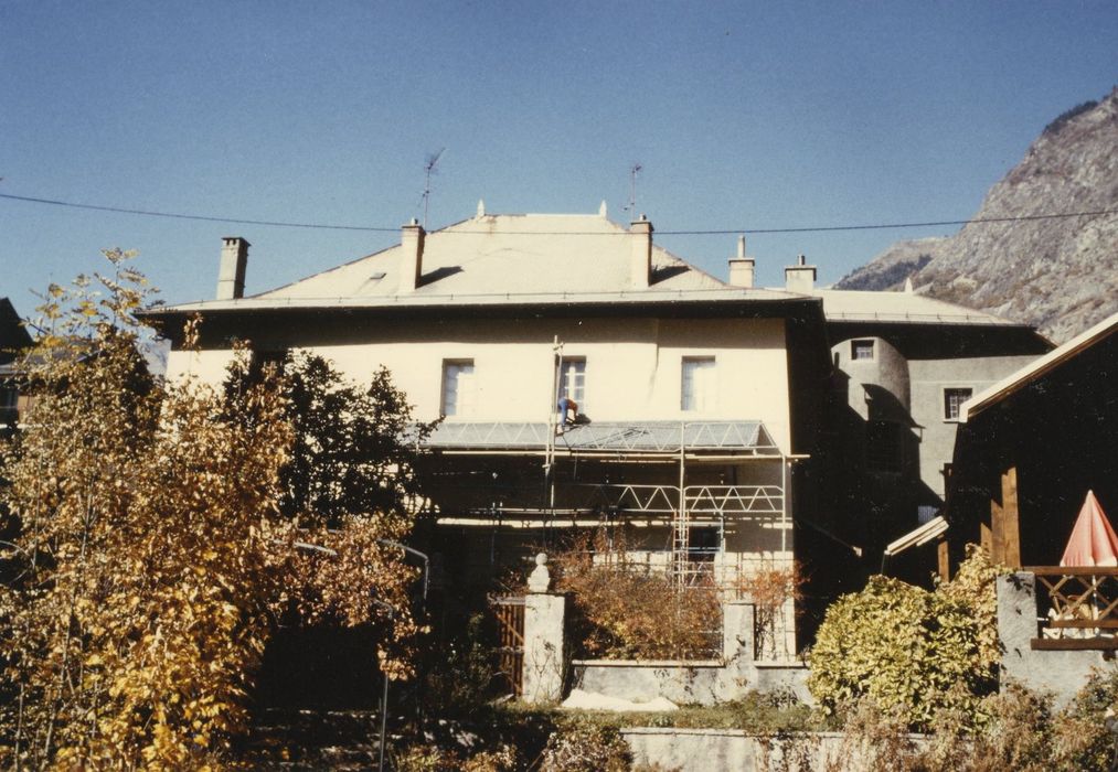 façade sur jardin, vue partielle