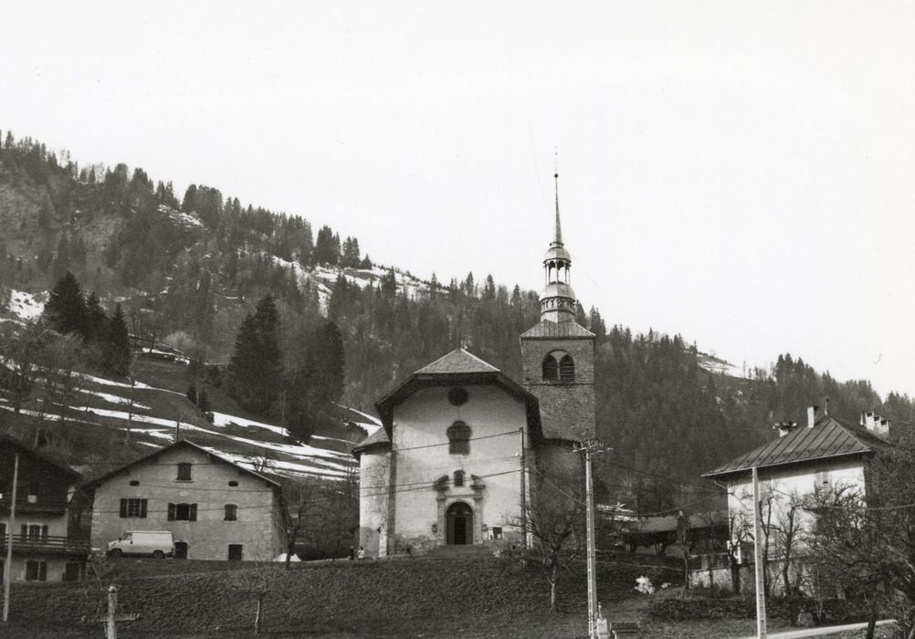 vue générale de l’église dans son environnement depuis le Sud