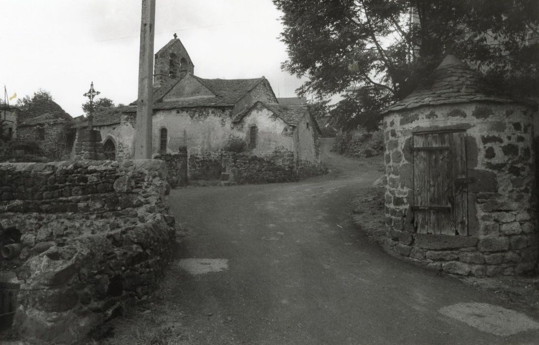 vue générale de l’église dans son environnement depuis le Sud