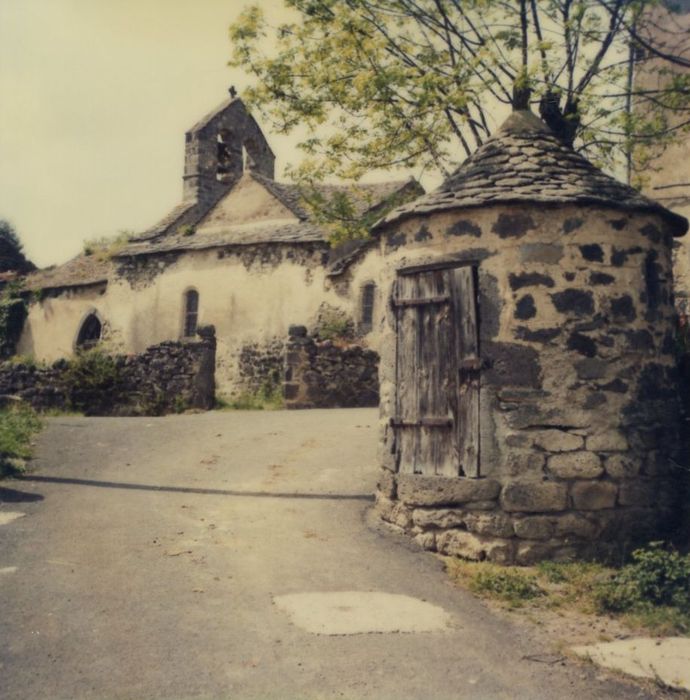 vue partielle de l’église dans son environnement depuis le Sud