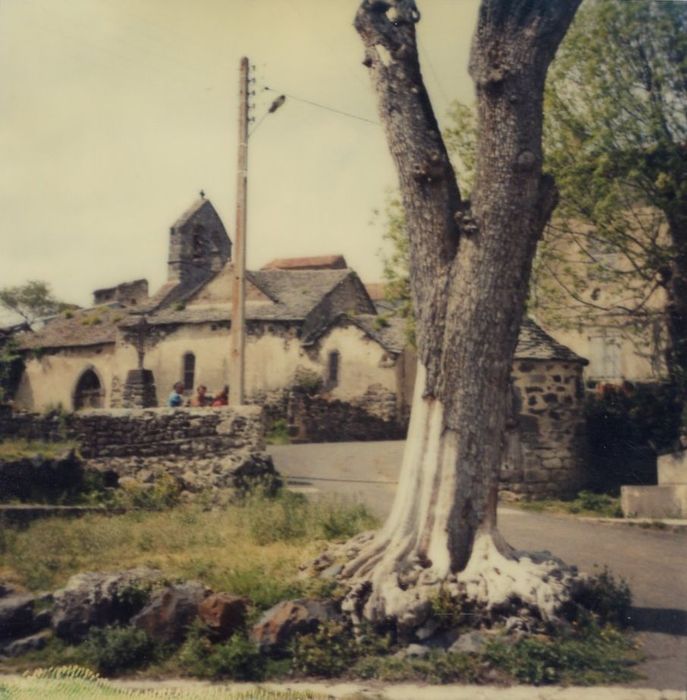 vue partielle de l’église dans son environnement depuis le Sud-Est