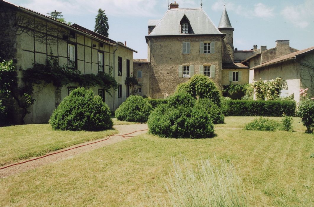 vue générale des bâtiments depuis l’Est