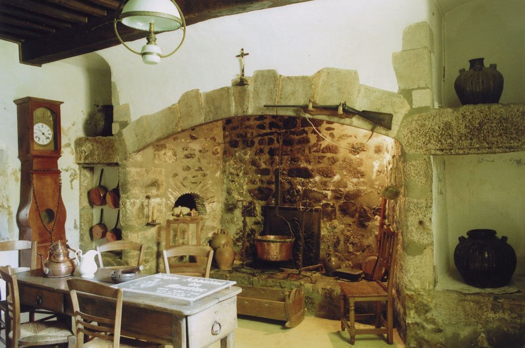 rez-de-chaussée, cuisine, cheminée monumentale