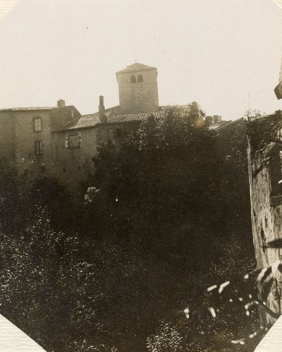 vue partielle de l’église dans son environnement depuis le Nord