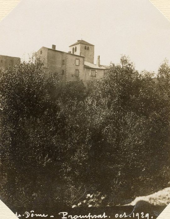 vue partielle de l’église dans son environnement depuis le Nord