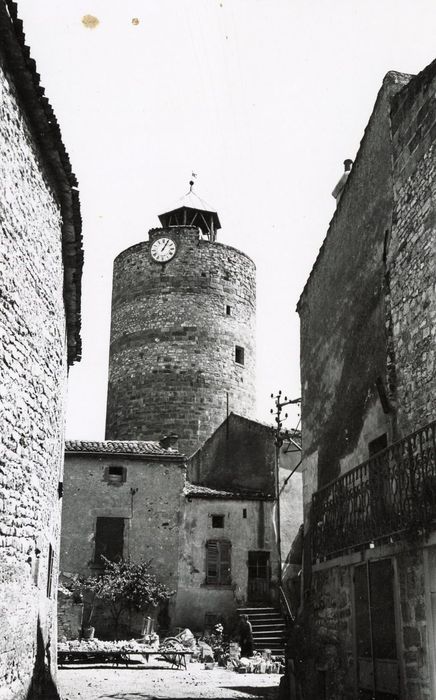 vue partielle du donjon dans son environnement depuis l’Ouest