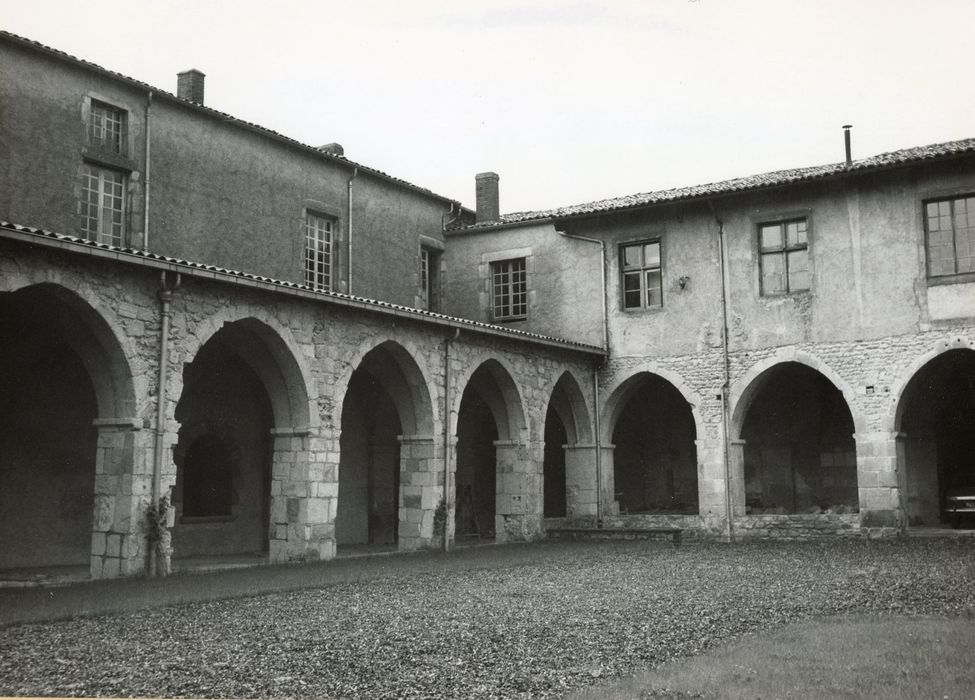 cloître, galeries sud et ouest, vue partielle