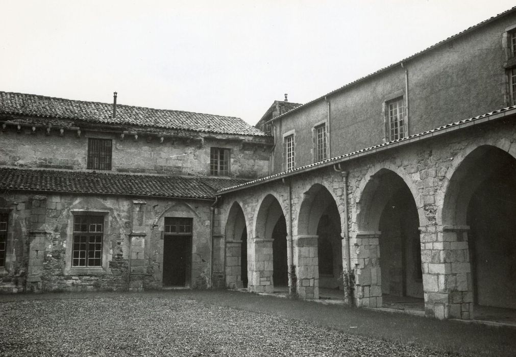 cloître, galeries sud et est, vue partielle