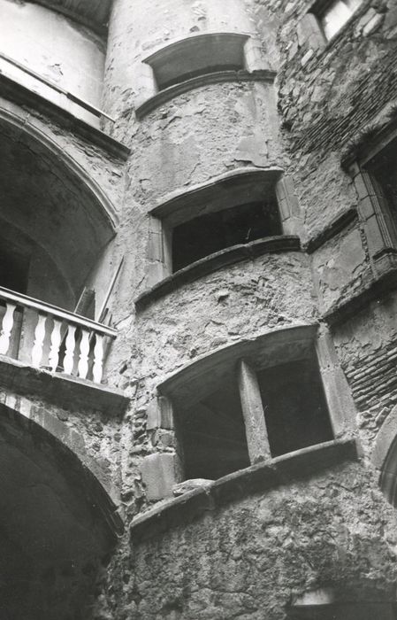 cour intérieure, tourelle d’escalier