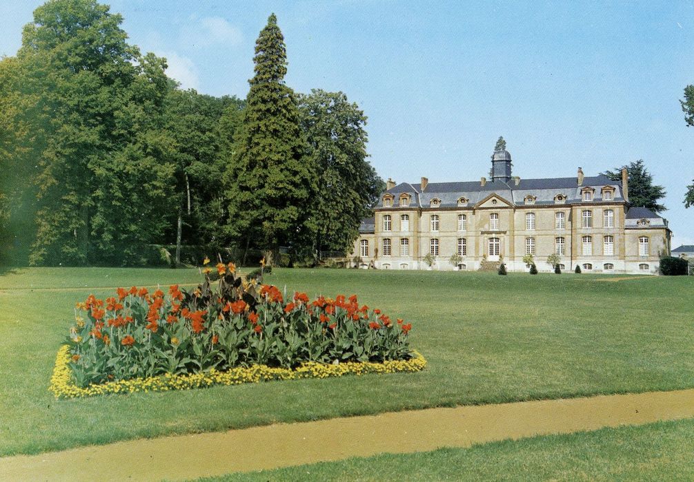 vue générale du château dans son environnement depuis le Sud