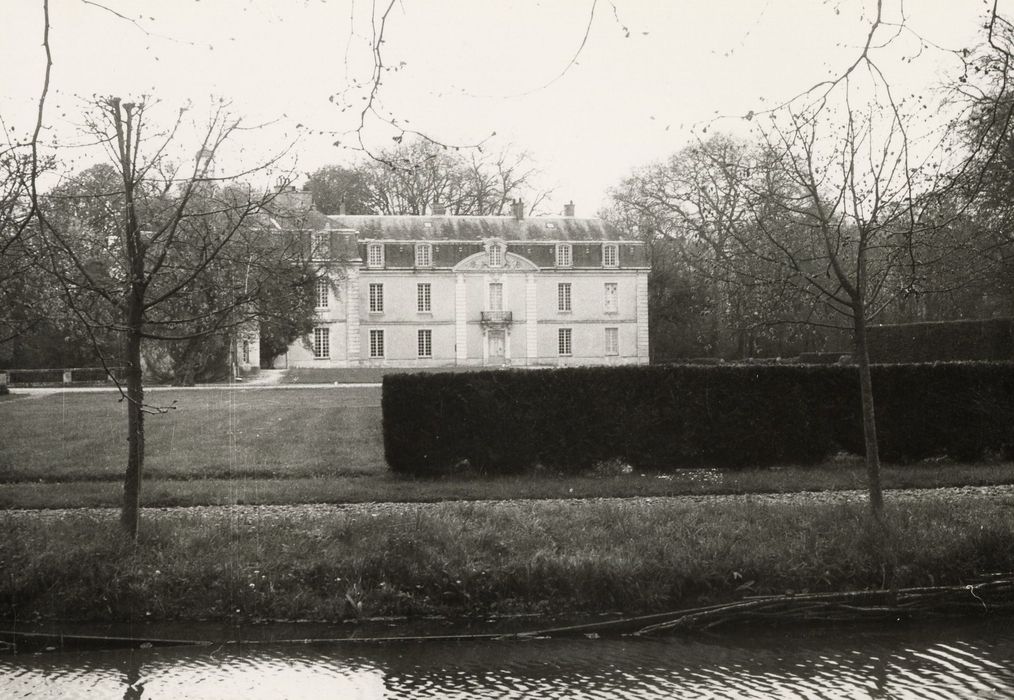 vue générale du château dans son environnement depuis l’Ouest