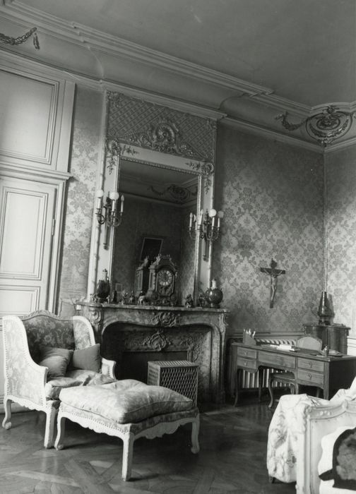 chambre aux stucs (ancien salon), vue partielle du décor