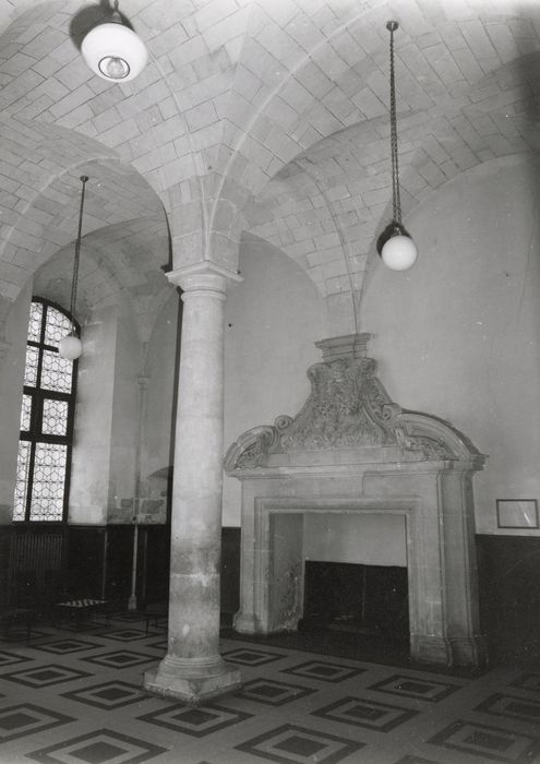 façade sud, salle des piliers, cheminée