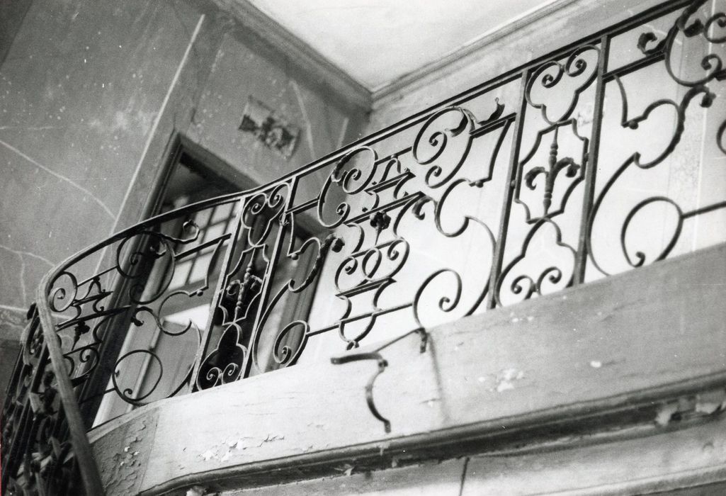 escalier, détail de la rampe en fer forgé