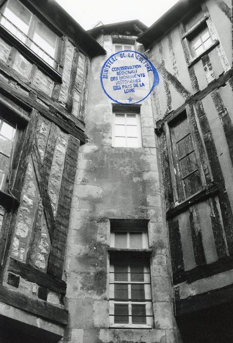 cour, tourelle d’escalier à la jonction des deux corps de bâtiments