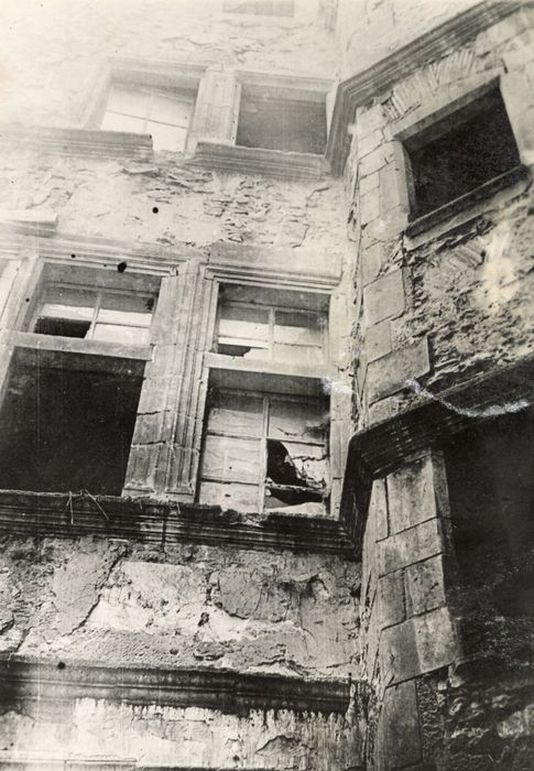 façade sur cour, vue partielle