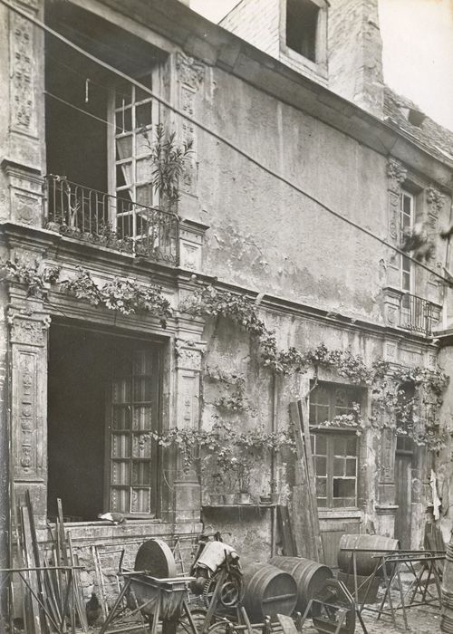 façade sur cour, vue partielle