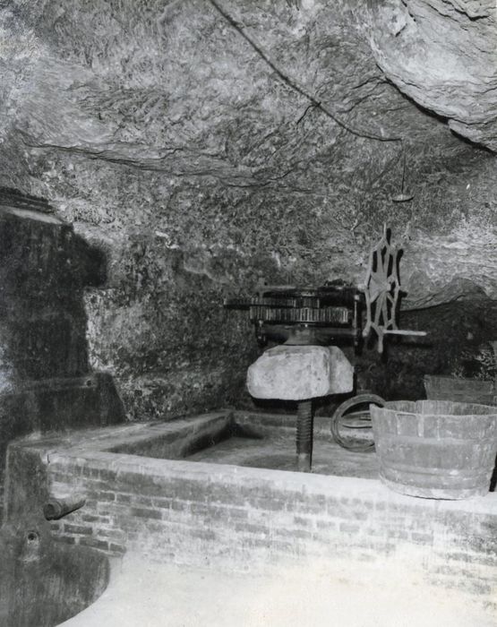 pressoir situé dans une cave troglodyte