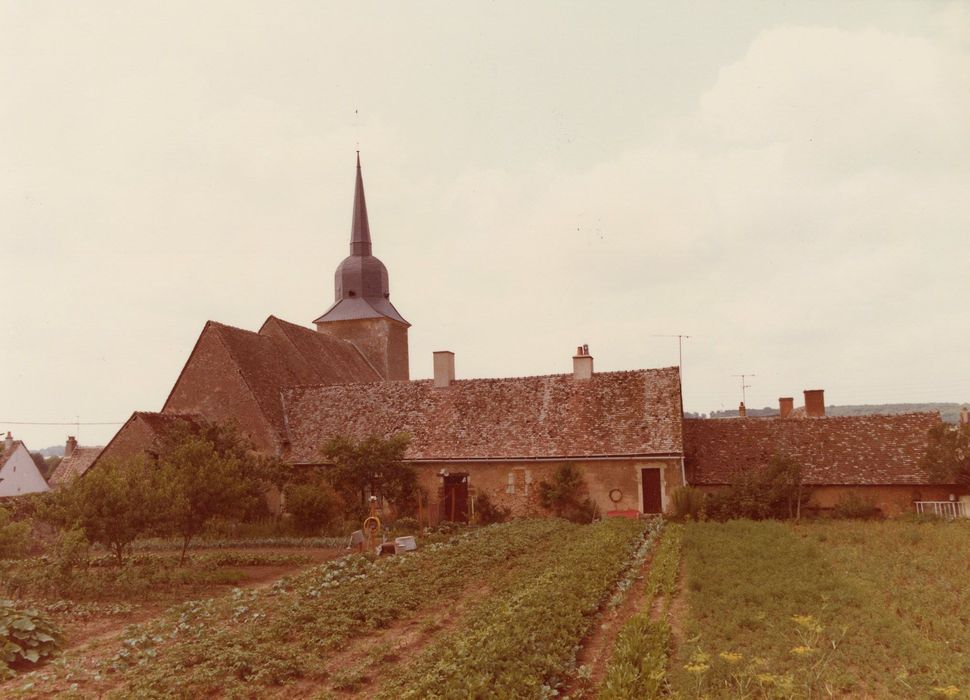 vue partielle de l’église dans son environnement depuis l’Est