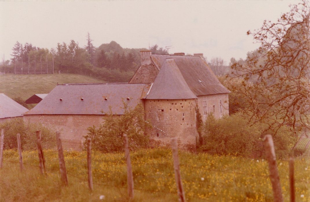 vue partielle du manoir dans son environnement depuis le Sud-Est