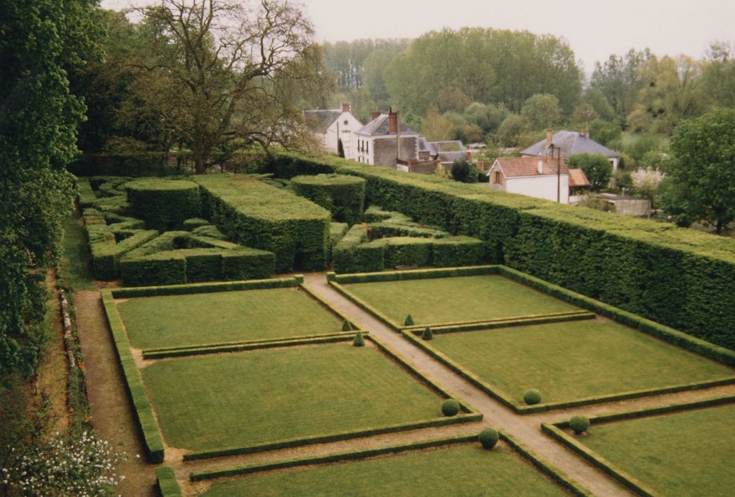 vue partielle du jardin, terrasse au pied du château