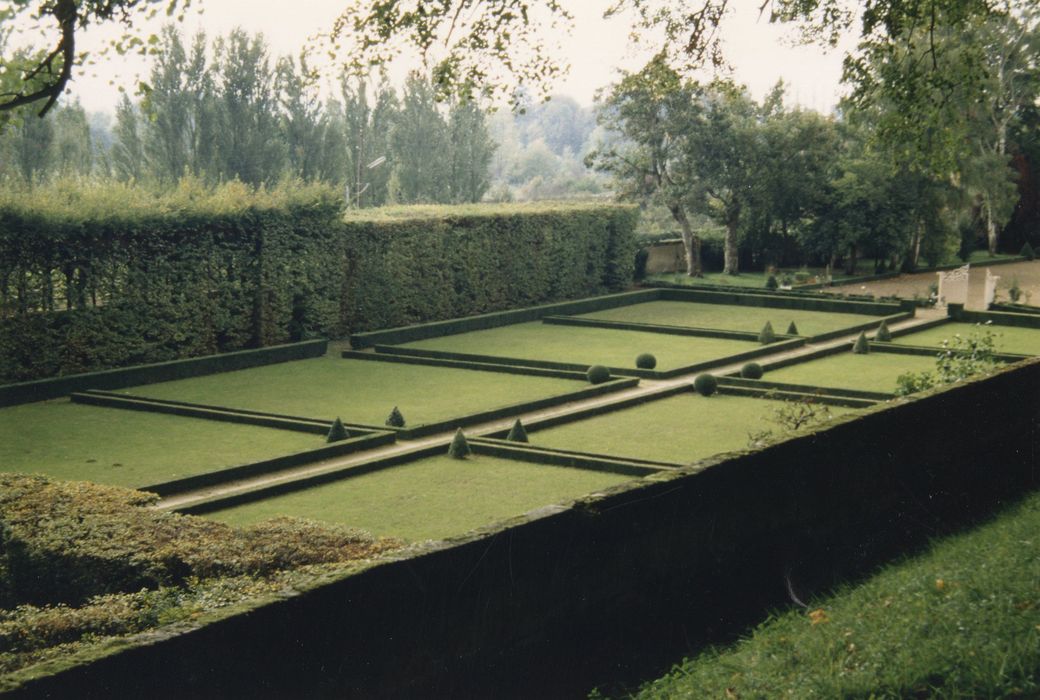 vue partielle du jardin, terrasse au pied du château