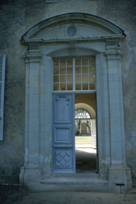 bâtiment est, façade est, porte d’accès