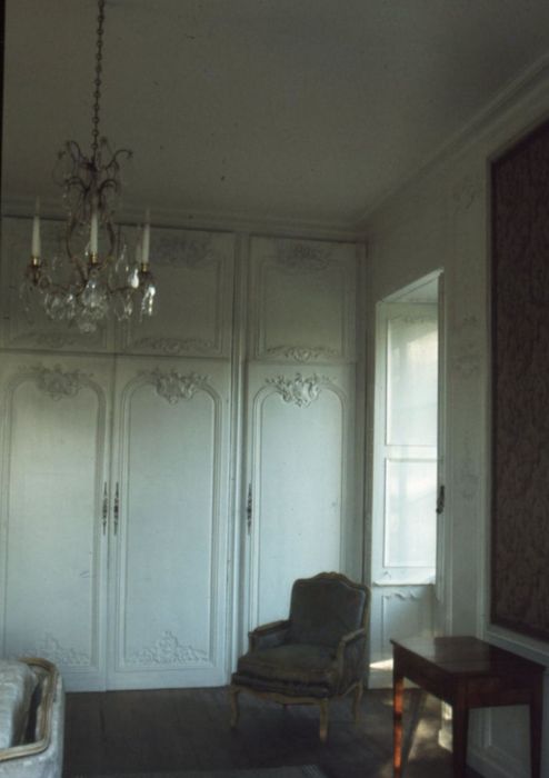 chambre, vue partielle des décors