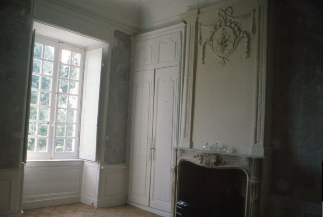 chambre, vue partielle des décors