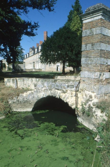 détail d’une des piles du portail d’accès sud