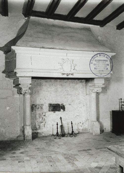 1er étage, chambre de droite, cheminée monumentale