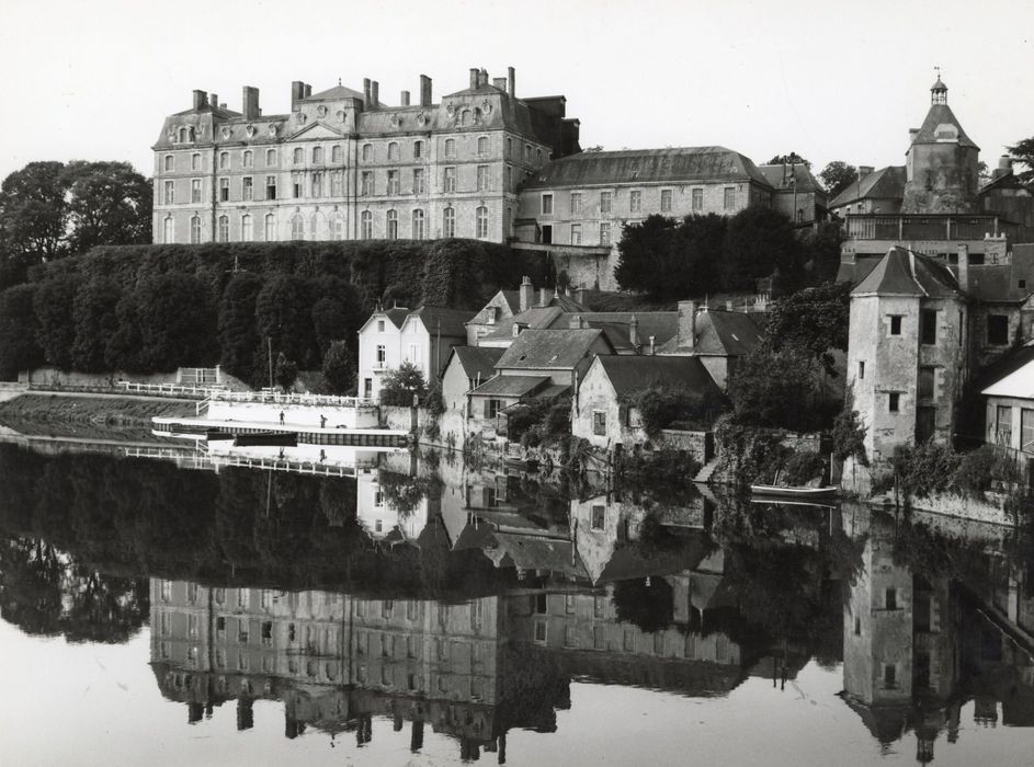 vue générale du château dans son environnement depuis le Nord-Est