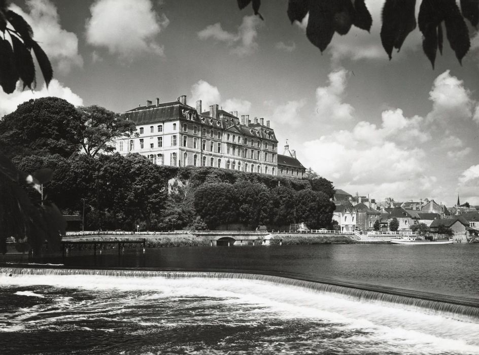 vue générale du château dans son environnement depuis le Sud-Est