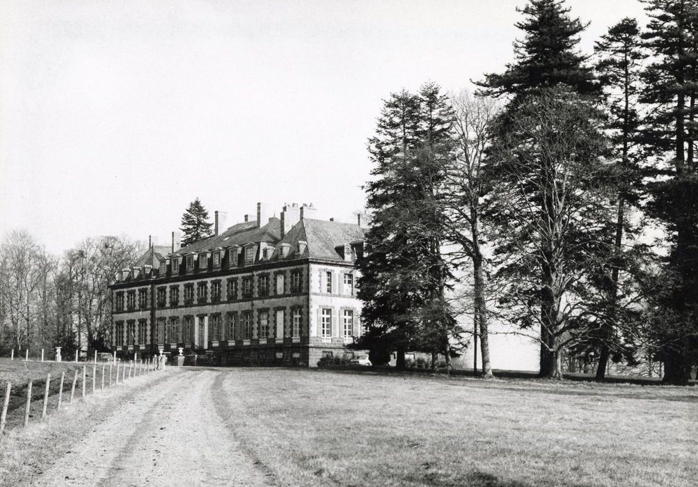 vue générale du château dans son environnement depuis le Sud