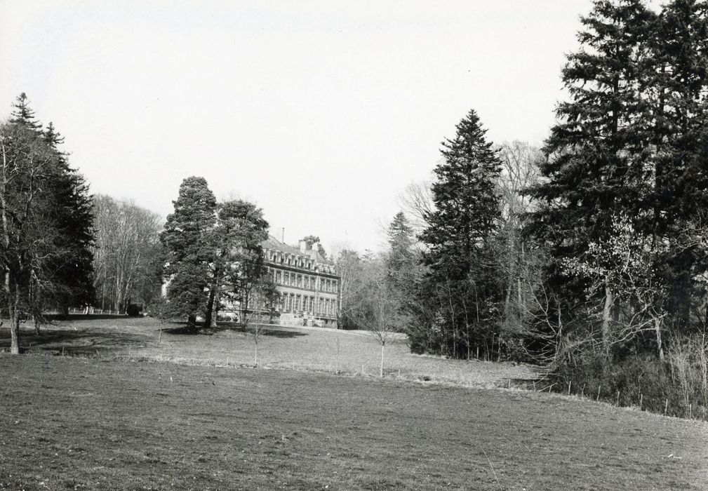 vue générale du château dans son environnement depuis le Sud-Est