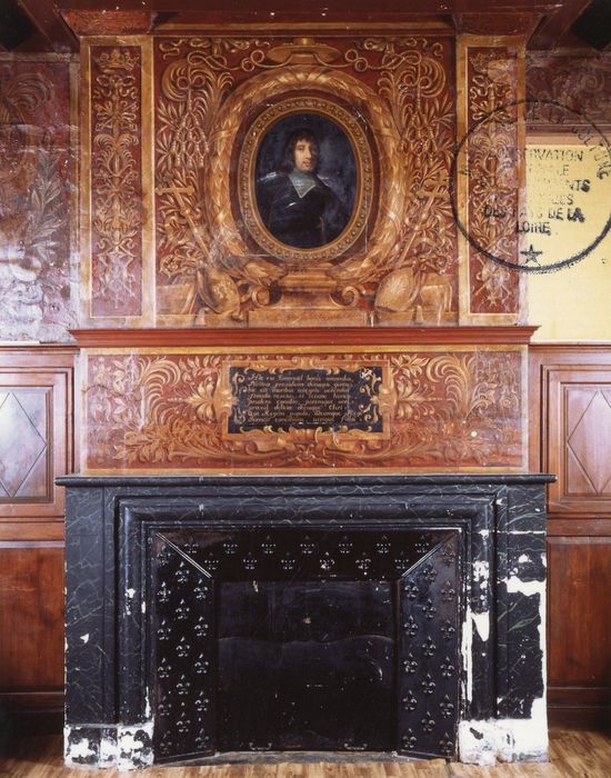 rez-de-chaussée, salle de droite, vue partielle du décor peint, cheminée au portrait de Philibert-Emmanuel de Beaumanoir de Lavardin